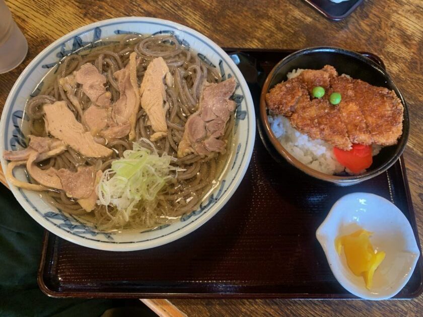 おすすめの冷たい肉そばとミニカツ丼セットを撮影した写真