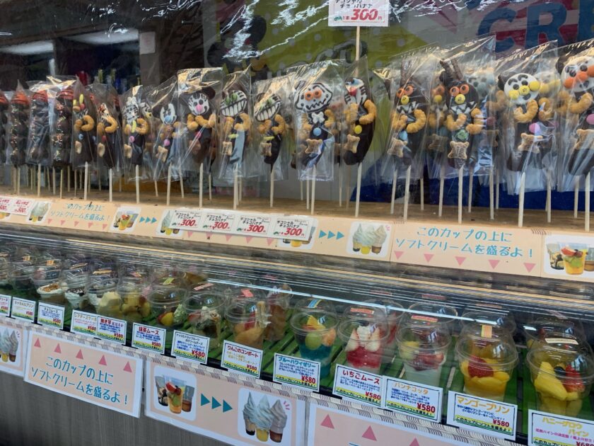 クラッカーのデコレーションされた販売されているチョコバナナを撮影した写真