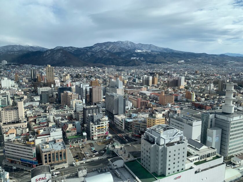 霞城セントラル展望ロビーから見た山形市の様子を撮影した写真