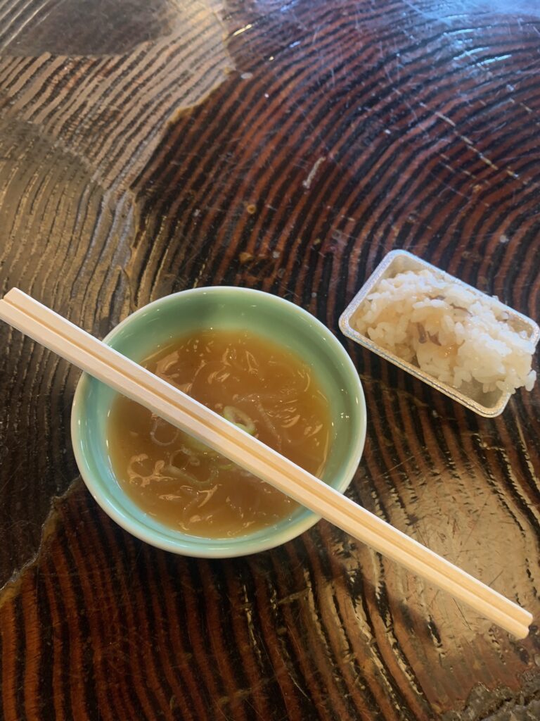 サービスでいただいた中華あんかけ麺を撮影した写真