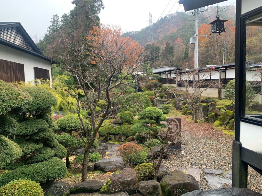 こんにゃく番所『丹野こんにゃく』カフェ側の庭園を撮影した写真