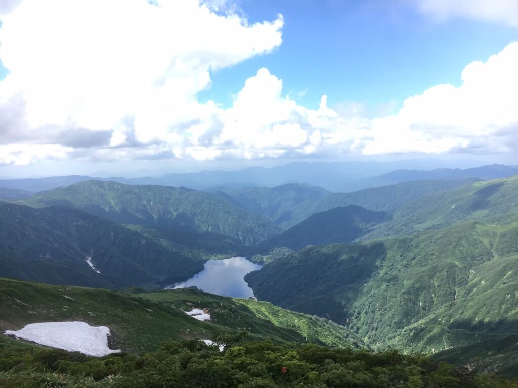 以東岳山頂から撮影した熊の毛皮の形に見える大きな大鳥池の写真