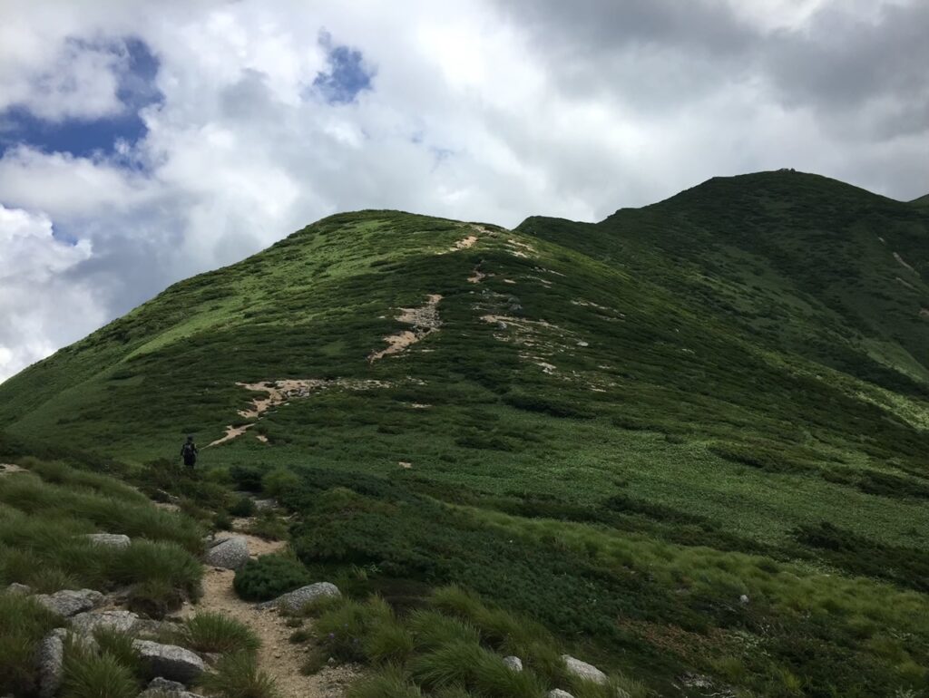 以東岳直登コースの大パノラマの稜線を撮影した写真