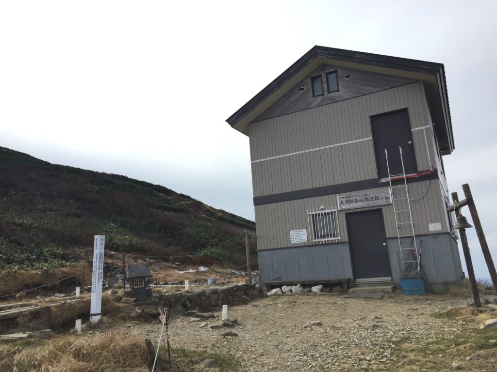 大朝日岳山頂避難小屋を撮影した写真