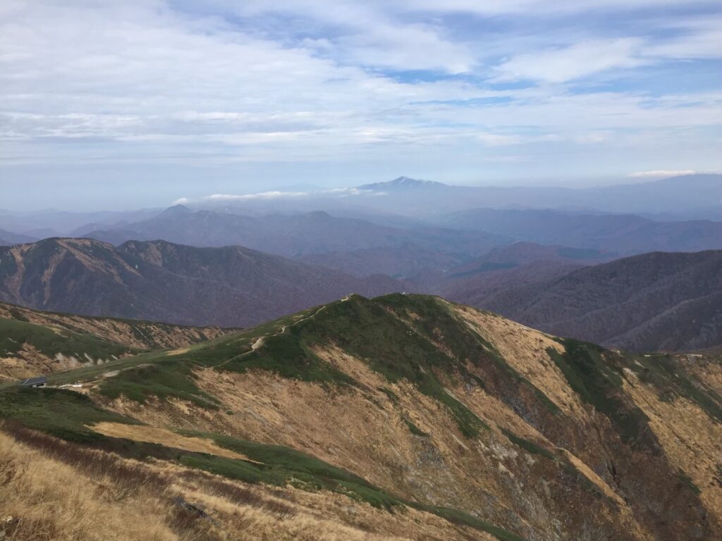 大朝日岳山頂からのパノラマを撮影した様子