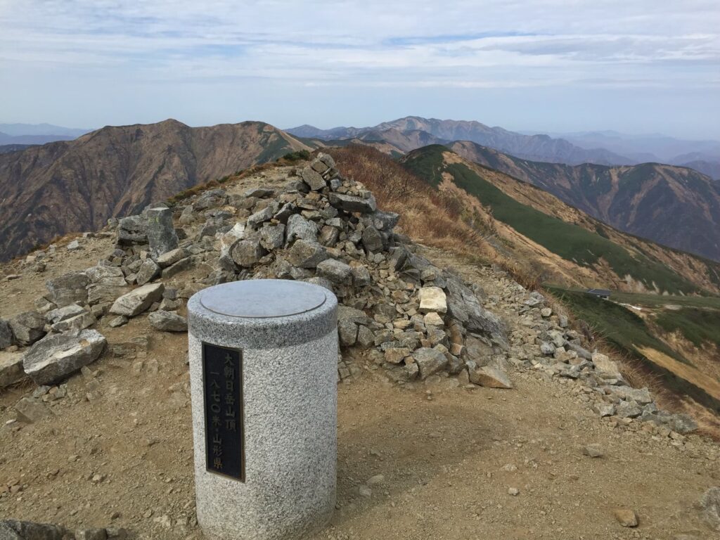 大朝日岳山頂の様子を撮影した写真