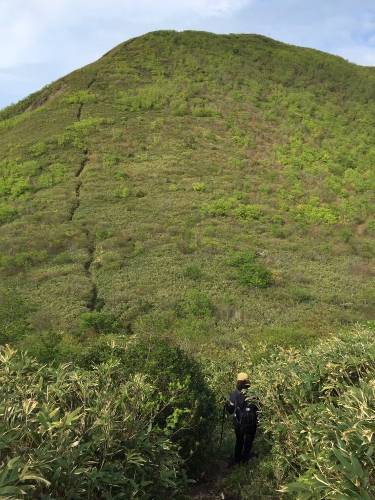 山形神室岳を目指す稜線を撮影した写真