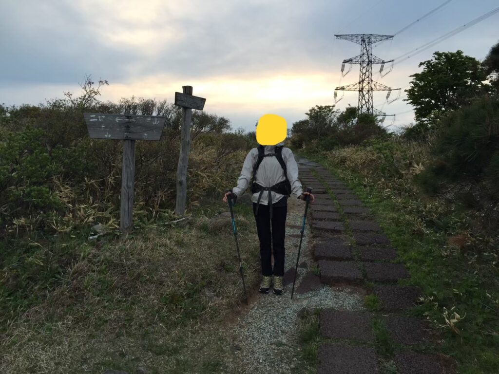 笹谷峠駐車場登山口の立て札を撮影した写真