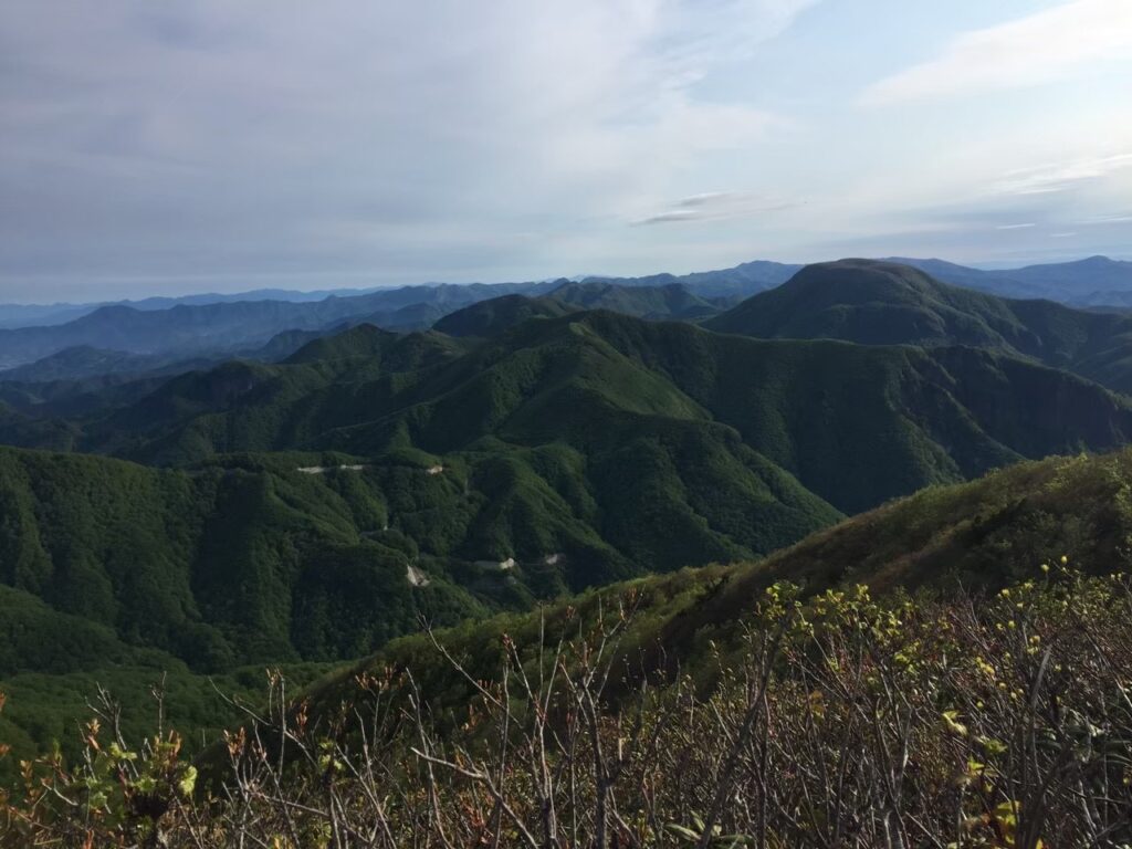 山形神室岳に向かう登山道から西側を撮影した写真