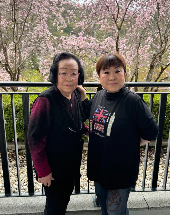 天童よしみさんと母親の写真