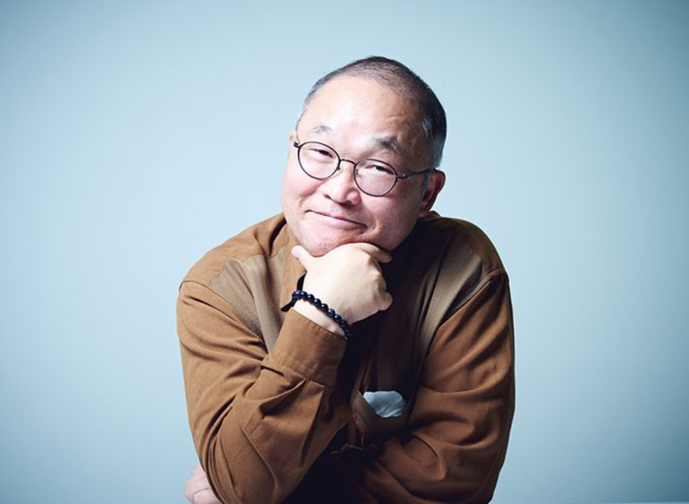 斉藤暁さんのポーズを決めている写真