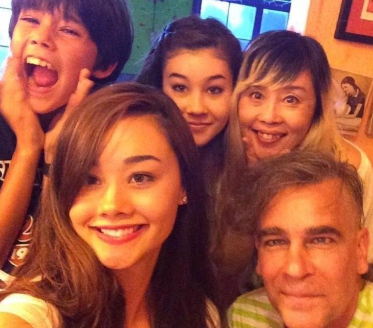 野沢直子さんと元旦那のボブさん、3人のお子さんの写真