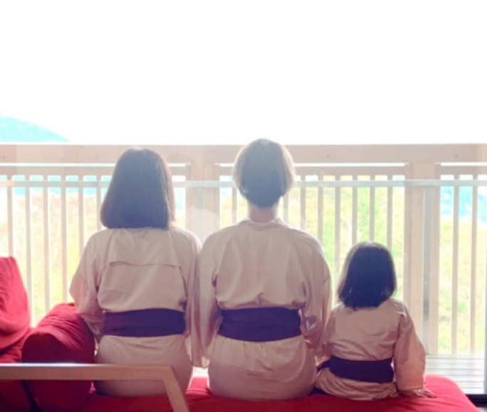 大和田美帆さん、娘さん、岡江久美子さんの後ろ姿の写真