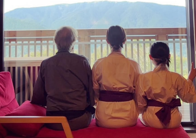 大和田獏さん、大和田美帆さん、娘さんの後ろ姿の写真